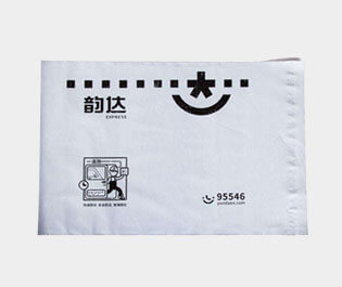 塑料快遞袋使用較多的是用聚乙烯材料做成，具有成本低，使用方便，防水性能好的特點(diǎn)。多用于運(yùn)送文件、單據(jù)、資料、貨物等所包裝用的袋子。又稱為速遞袋、郵寄袋、快遞打包袋。體輕，富有彈性，有良好的抗沖擊性，無毒、無味、防潮、耐腐蝕，環(huán)保性較強(qiáng)，并且回收力度較大。