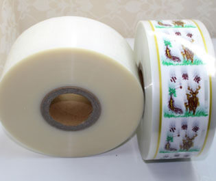 "食品復(fù)合膜是由PE等薄膜材料符合而成， 廣泛適用于包裝、食品、藥品等產(chǎn)品，具有環(huán)保、無臭無異味、熱封性能好、阻隔性好、遮光性強(qiáng)、耐油、強(qiáng)度高等特點(diǎn)。"