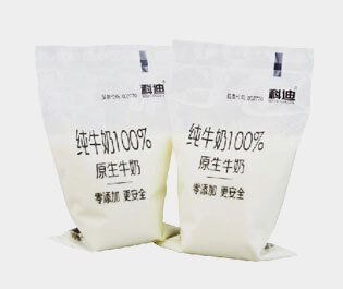 牛奶包裝袋是由三層或兩層共擠吹膜機(jī)生產(chǎn)而成。 成品膜印刷效果好，保香阻氧，安全衛(wèi)生，低碳環(huán)保，耐擠壓刺穿性強(qiáng)。