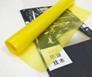 本公司采用三層共擠吹膜機(jī)，由內(nèi)層模體、中層模體、外層膜體組成，分別將三層共擠的膜體配方進(jìn)行配比，配三種不同屬性的合金擠出機(jī)，配套合適的高精度模具和德系風(fēng)環(huán)，均勻混合擠出，一次性吹制的薄膜。本公司設(shè)備吹制的防銹膜在不破損的情況下，使用壽命長，防銹能力強(qiáng)，成本低等特點(diǎn)。